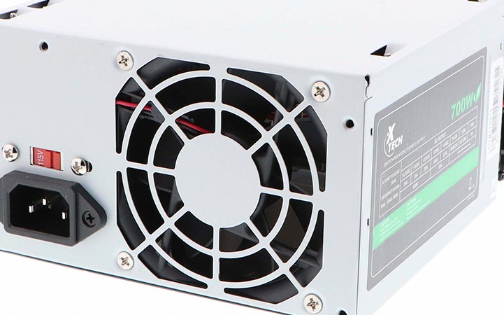 Fuente de Alimentación Interna ATX Xtech P4 700W, 110V/230V, compacta con conectores SATA