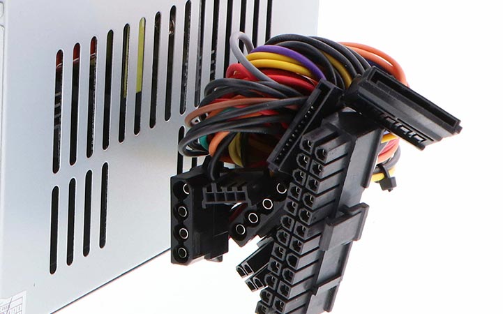 Fuente de Alimentación Interna ATX Xtech 500W, 115V/230V, compacta con conectores SATA