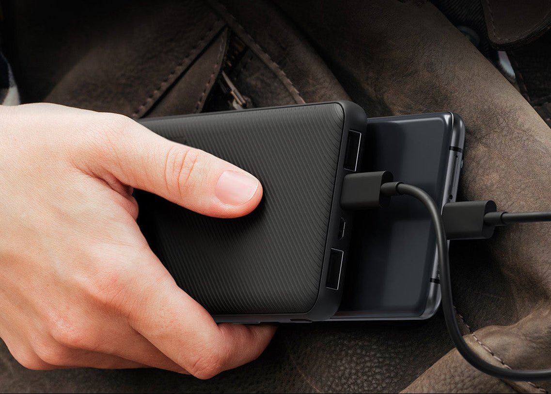 Power Bank Klip Xtreme KPB-500 – 10.000 mAh – USB-C / Micro-USB / 2 x USB-A – Lithium Polymer – Para Smartphones