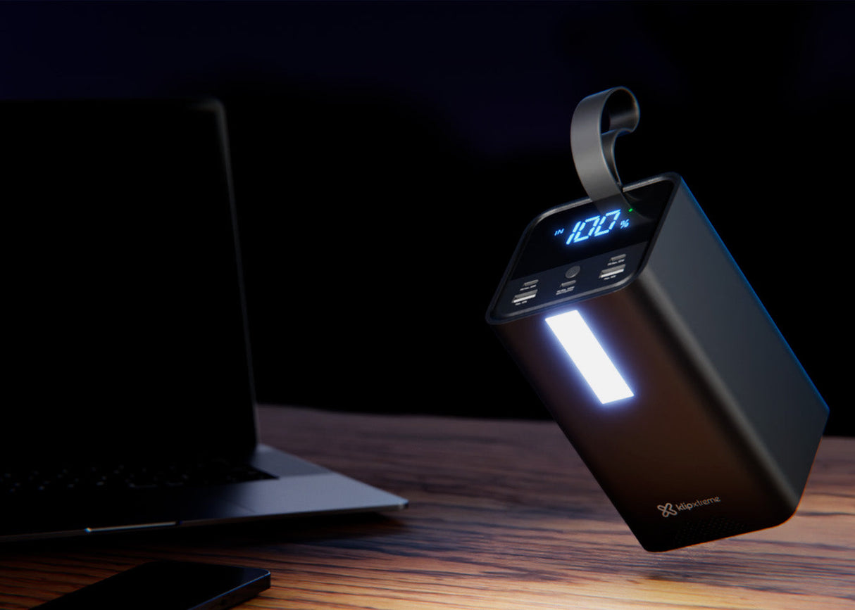 Banco de energía portátil de alta capacidad para laptops y móviles Klip Xtreme PowerCell Apex KPB‑900 – 100W – 50,000mAh – 5 puertos USB‑C/USB‑A