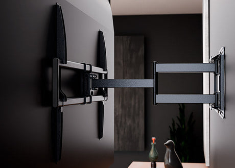 Soporte articulado para TV Xtech XTA‑490 – 50″ a 105″ – Inclinación 15° – Giro 60° – VESA máx. 900×600 – 75 kg